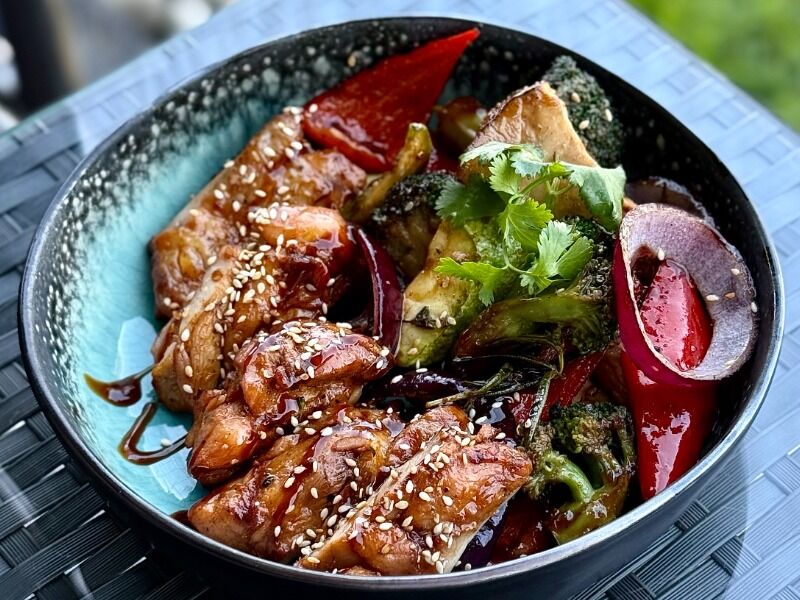 Куряче стегно BBQ з овочами гриль — Faro del Porto