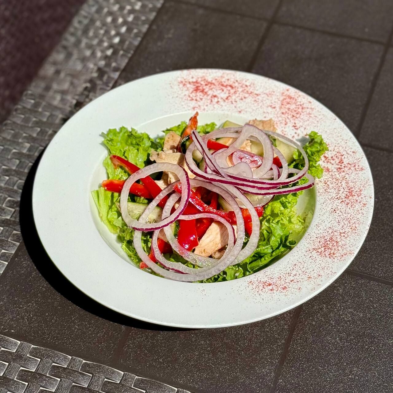 Салат з куркою та овочами — Атмосфера