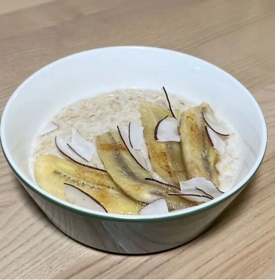 Вівсяна каша з карамелізованим бананом та кокосовими чіпсами — Sweet Kava