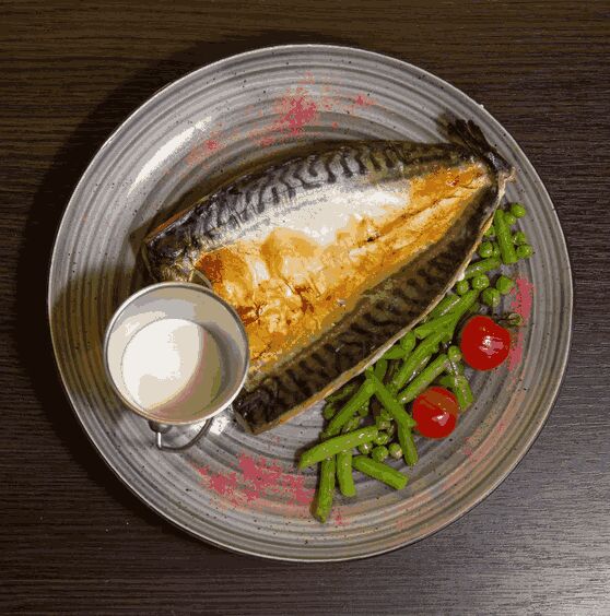 Скумбрія запечена з овочами та вершковим соусом