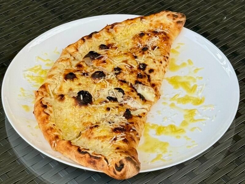 Кальцоне з куркою та грибами