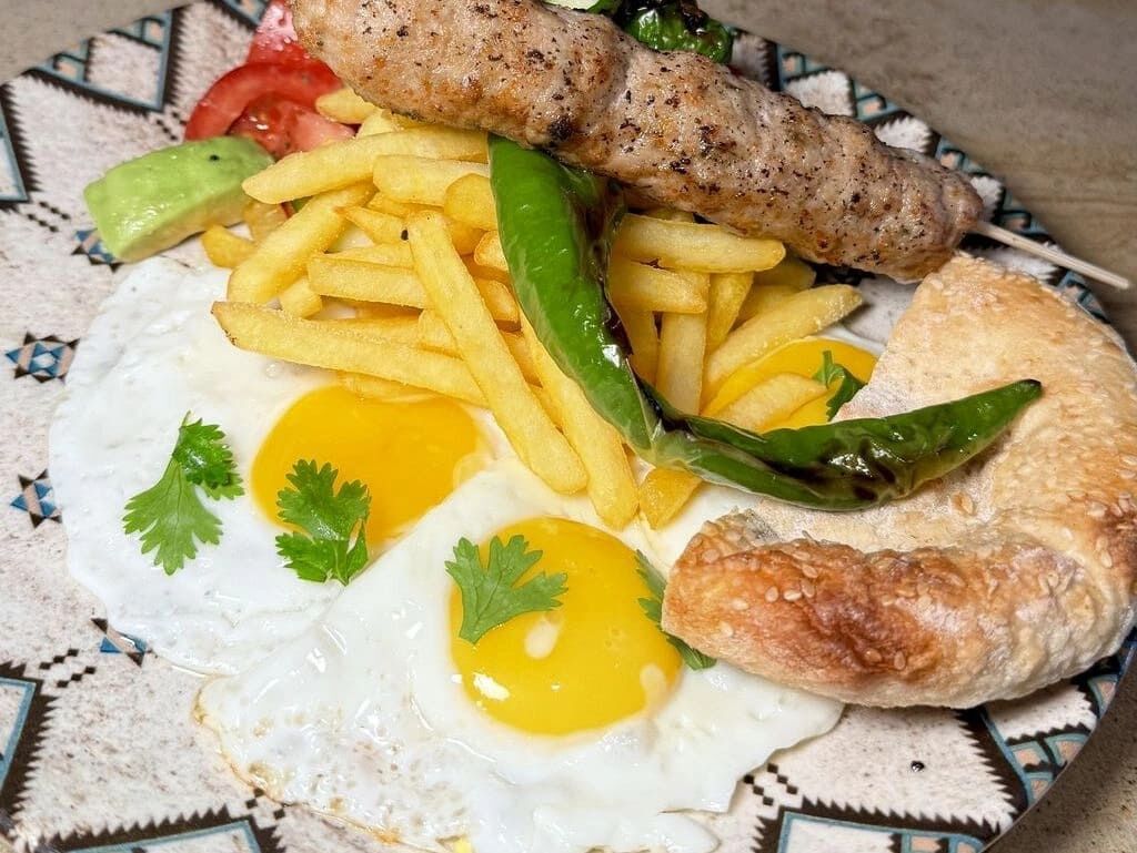Яєшня з кебабом із курки