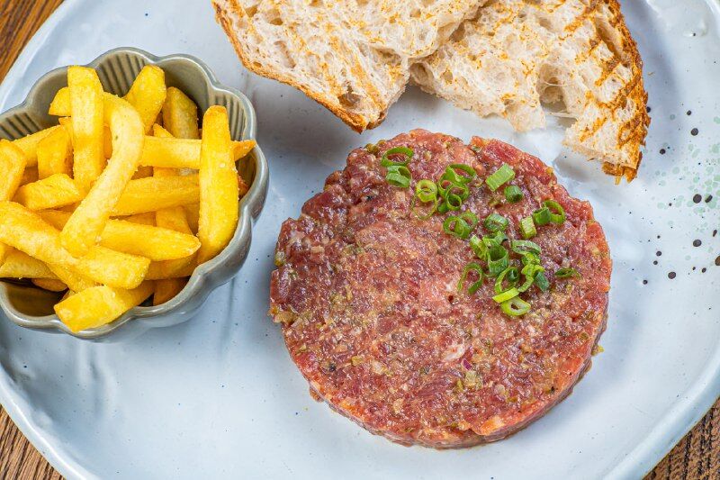 Тартар з яловичини з картоплею фрі — Foodwiners