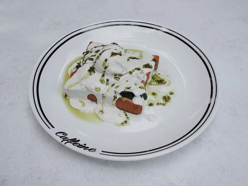 Бенедикт з лососем під соусом з блакитного сиру — Caffeine (Казбет)