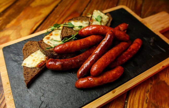 Мисливські ковбаски з сирними грінками — Cherkasy Bierstrube