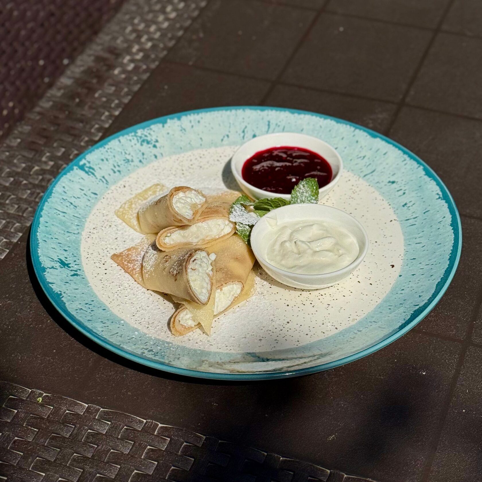 Млинці з сиром, сметаною та джемом