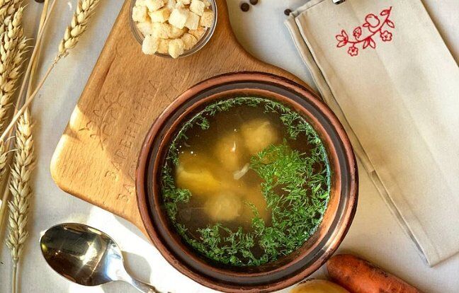 Курячий бульон з кнельками