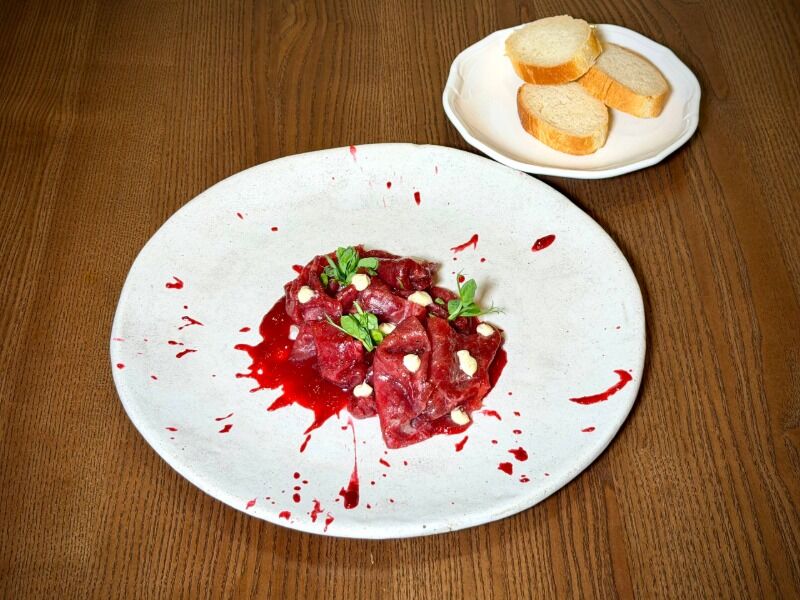 Карпачо з яловичини з малиново-бальзамічним кюлі — Restaurant 1909
