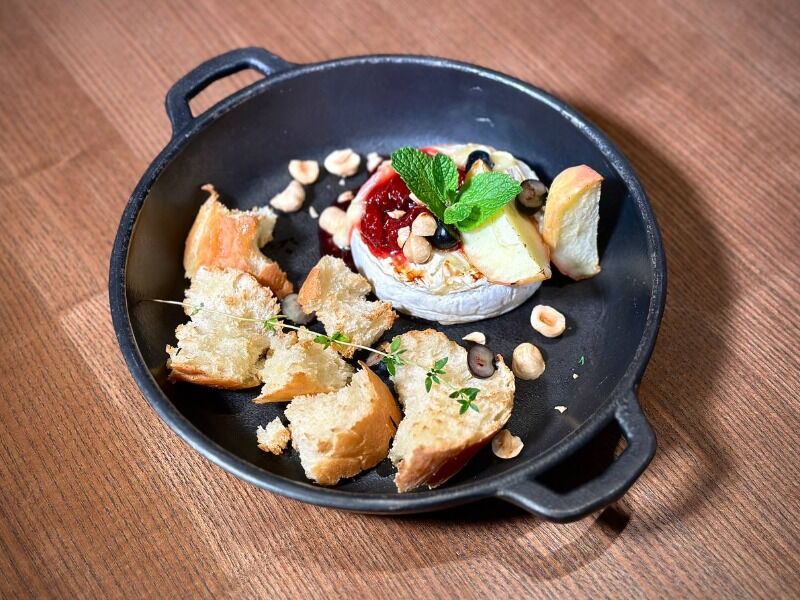 Запечений камамбер з вишневим компоте — Restaurant 1909