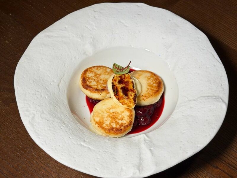 Сирники з вишневим конфітюром та крем-брюле — Restaurant 1909