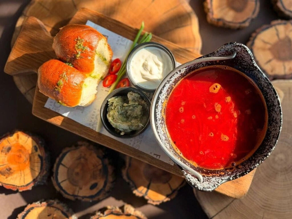 Червоний борщ із пампушками та сметаною
