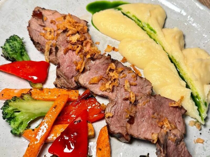 Філе мінйон з овочами та маслом гхі — Foodwiners