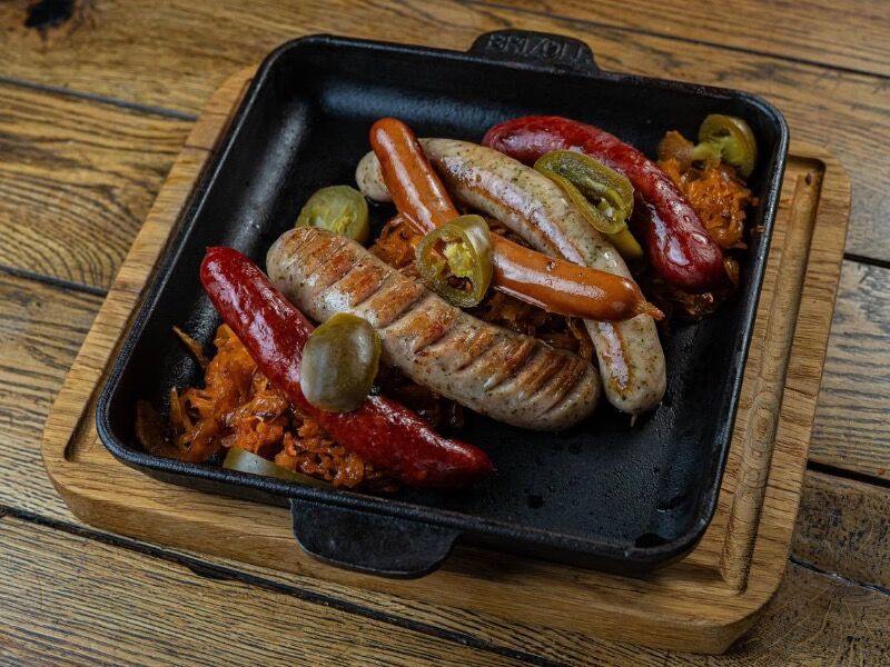 Ковбаски з тушкованою капустою — Cherkasy Bierstrube