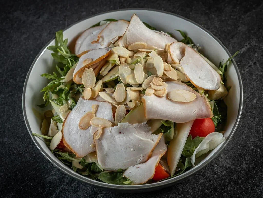 Салат з копченою куркою та грушею