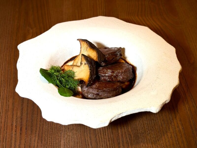 Яловичі медальйони з мусліном із селери — Restaurant 1909